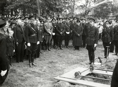 97883 Afbeelding van mr. A.J. Zondervan (links, commandant van de W.A) die het woord voert bij het graf van Jac. Janse, ...